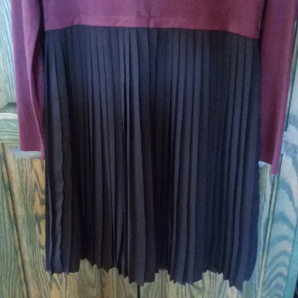 💗NWT💗 LOFT Long Sleeve Pleated Midi Dress, Burgundy and Black, Size Medium - Picture 11 of 11
